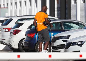 Diakhaby llega con muletas a Paterna tras lesionarse en Elche