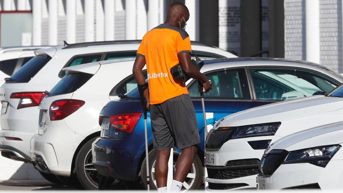 Kondogbia Sigue Al Margen En La Vuelta Al Trabajo Diakhaby Llego Con Muletas Info Biwenger