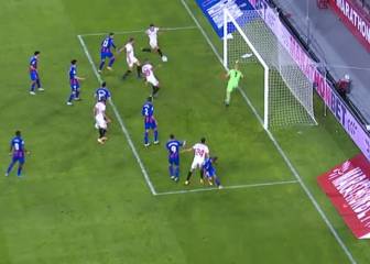 En Sevilla siguen sin entender cómo este tiro de Ocampos a 2 metros de la portería no fue gol