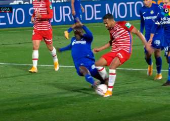 Claman en el Barça: el penalti de Djené que ven igual que el que no le pitaron a favor en el Clásico