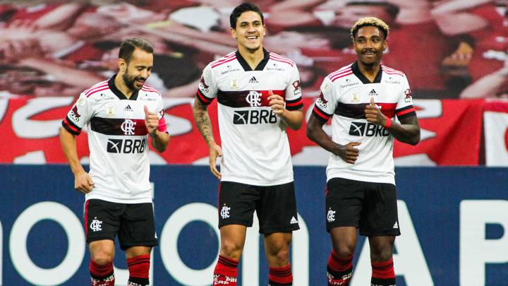 Fla salva un punto en el 95' y sigue la igualdad en lo más alto