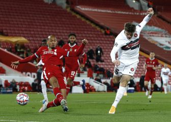 Un Liverpool a medio gas gana al Midtjylland y es más líder