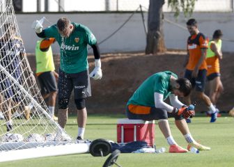 Los once goles encajados alimentan el debate en la portería