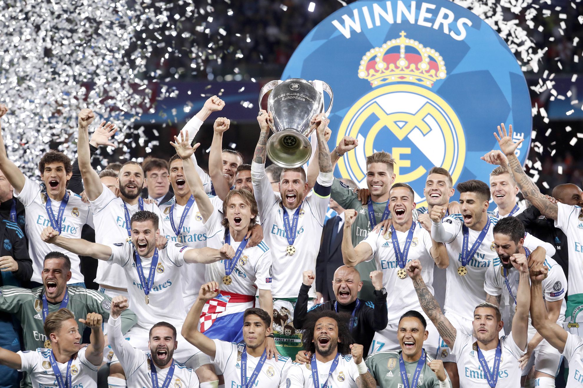Sergio Ramos levanta el trofeo que acredita al Real Madrid como campeón de la Champions 2017-2018, la decimotercera Copa de Europa para los blancos.