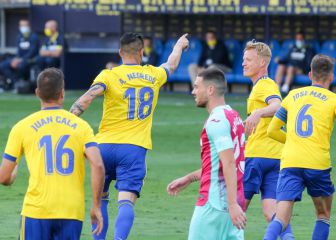 El Cádiz de Cervera asombra
y supera al de Espárrago