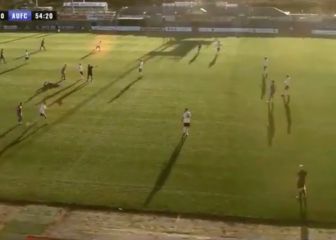 ¡La inteligencia artificial llega Escocia y confunde el balón con la cabeza calva del línea!