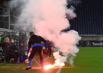 Una bengala lanzada desde fuera del estadio interrumpe el derbi de Génova