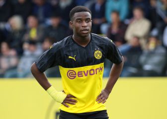 Multan al Schalke por insultos racistas a Moukoko del Dortmund