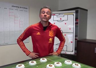 ¡Genialidad! El original homenaje de Luis Enrique a las chapas y LaVuelta para dar la lista