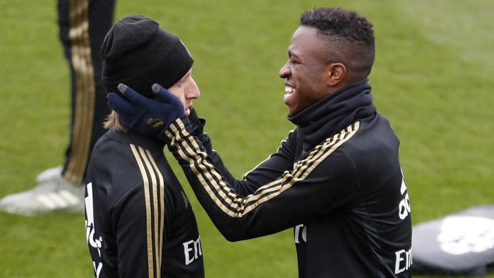 Vinicius bromea con Modric durante un entrenamiento.