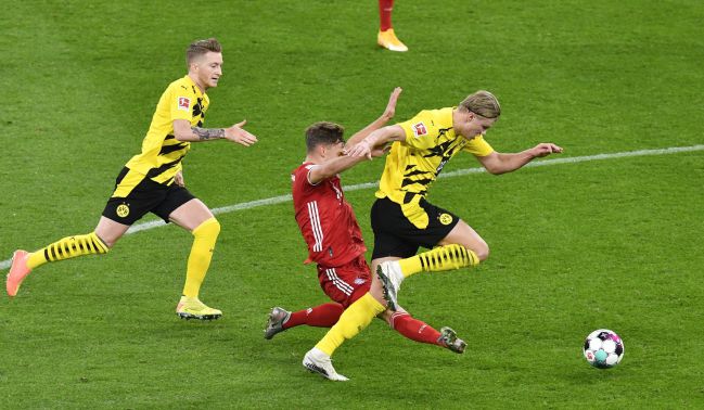 Momento en el que Kimmich entra con fuerza a Haaland para evitar el gol del Borussia Dortmund.