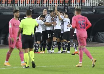 Tres penaltis y un gol en propia hunden al Real Madrid en Mestalla