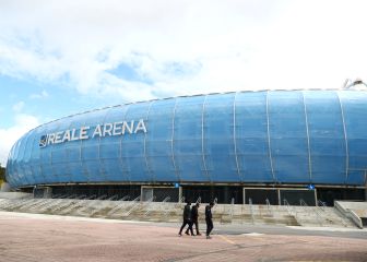 La Real vuelve a cambiar el césped un año después