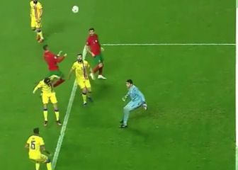 Cada vez que hace estas cosas conviene recordar que tiene 35 años: fíjense en la cabeza de Cristiano en la repetición