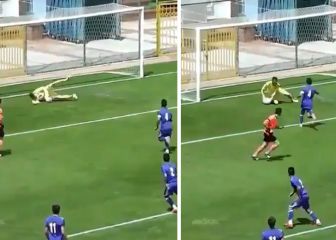 El penalti de penaltis virales increíbles: el portero con la pelota bien blocada y... gol a los dos segundos