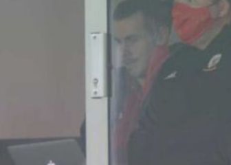 Bale, pillado ojeando un pórtatil durante el Gales- EE.UU
