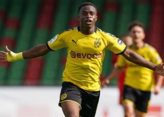 Moukoko tira la puerta abajo