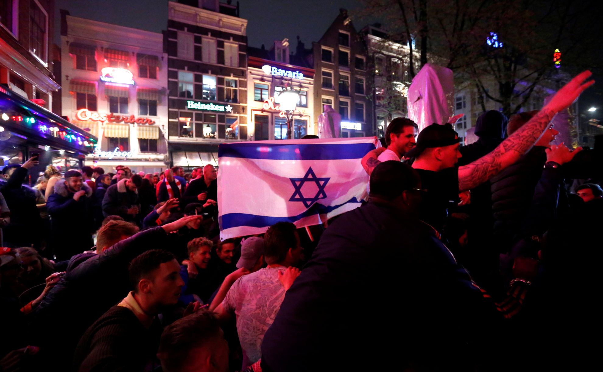 Fans del Ajax con una bandera de Israel