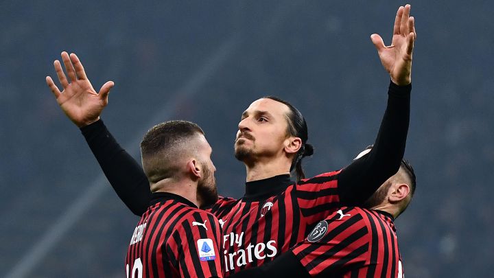 Ibrahimovic celebra un gol con dos compañeros del Milan.