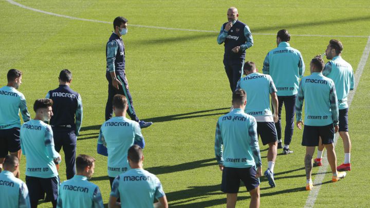 Paco López: "La confianza hace más peligroso al Elche"