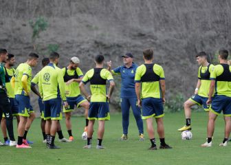 Pepe Mel prepara la coctelera de las rotaciones