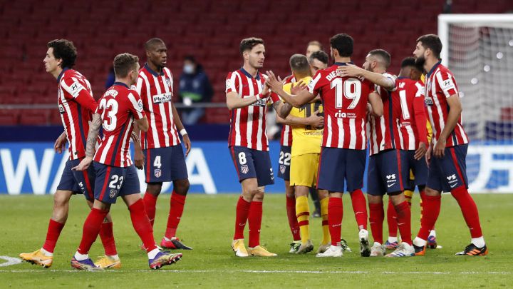 Los futbolistas del Atlético celebran el triunfo ante el Barcelona (1-0)