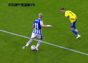 El líder va sobrado de genios: el precioso centro 'de parado' de Janujaz en el gol de la Real