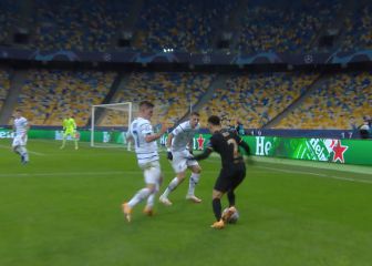 Dos rivales delante y se va con una... ¡elástica! Atención a Dest