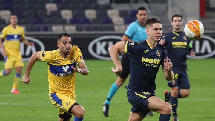 El Villarreal aplaza su pase con una defensa argentina de luto