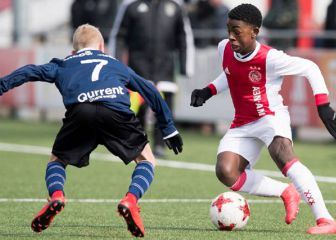 La cantera del Ajax entrena con balones de gomaespuma