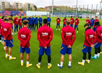 Minuto de silencio por Maradona en una sesión con Busquets ya recuperado