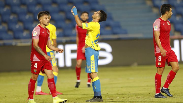 El Sporting busca pescar en el río revuelto de Las Palmas