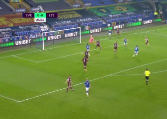 Funambulista James: se inventa un regate de locos sobre la línea que era el gol de la jornada