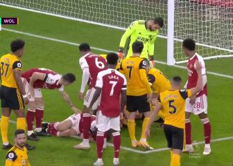 La acción entre David Luiz y Raúl Jiménez que ha acabado en el quirófano con fractura de cráneo: 3 meses de baja