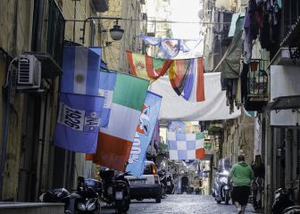 Así vive Nápoles el luto a Maradona en sus calles