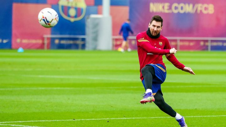 Messi prepares for Cádiz game before Barça teammates