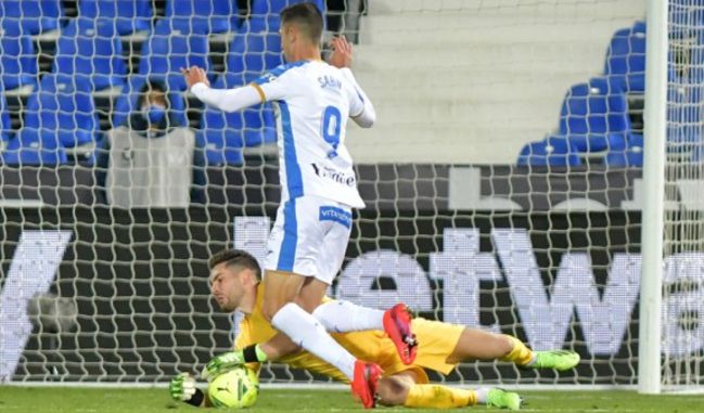 Luca Zidane se hace con el balón en el mano a mano con Sabin.