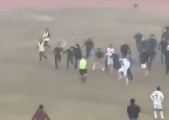 Cuando los ultras invaden el campo, los jugadores suelen proteger al árbitro: en Uzbekistán pasó esto...