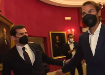 La escena del orgullo español y los 129 títulos: el saludo de Nadal y Casillas