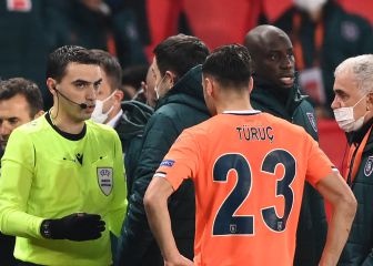 El Basaksehir acusó al cuarto árbitro de racismo y se marchó del campo