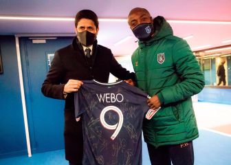 Mbappé y Kimpembe le regalan una camiseta a Webó