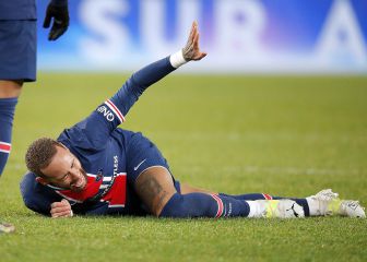 La retirada en camilla de Neymar en imágenes