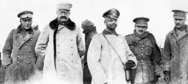 Oficiales británicos y alemanes juntos, el 25 de diciembre de 1914 en el Frente Occidental.