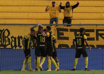 Peñarol se lleva un clásico con polémica ante Nacional