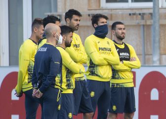 Iborra acude a la sesión se entrenamiento y recibe el cariño del grupo