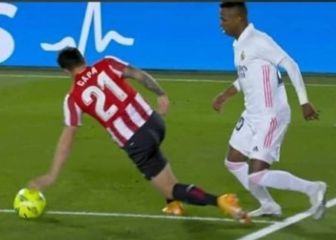 Las jugadas polémicas del Real Madrid-Athletic: dos penaltis no pitados, roja a Raúl García...