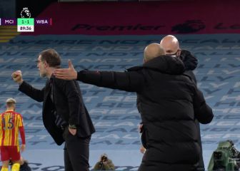 Guardiola pierde los papeles, acosa al cuarto árbitro y hasta no le deja levantar el cartelón