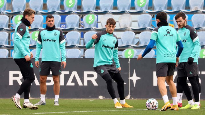 Jofre Carreras, junto a Pol Lozano, Fran Mérida y Víctor Campuzano, en el entrenamiento del Espanyol de este lunes.