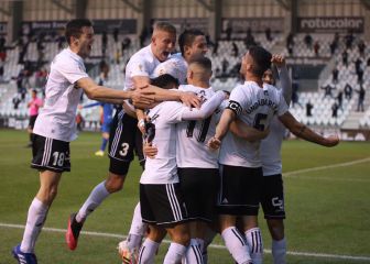 Gómez y Saúl derriban el muro de Bañuz y alargan el sueño del Burgos