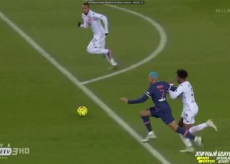 Mbappé estrena su nuevo look con un penalti perfecto